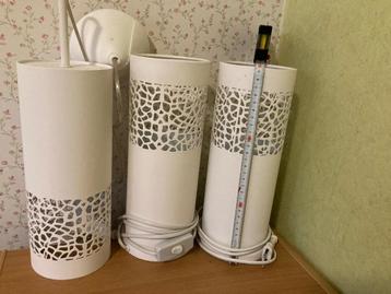 tafel en hanglamp  beschikbaar voor biedingen
