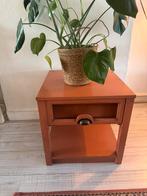 Nachtkastje bijzettafel gratis, Huis en Inrichting, Slaapkamer | Nachtkastjes, Ophalen, Gebruikt, 45 tot 65 cm
