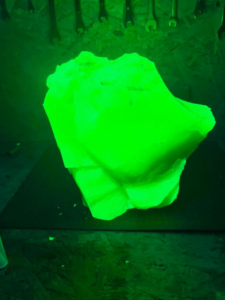 Massive 10.7 kg Uranium Glass Chunk – Extremely Rare, Antiek en Kunst, Antiek | Glas en Kristal, Ophalen of Verzenden