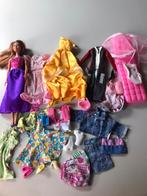 Barbie mét kleertjes óók vintage incl accessoires/ luchtbed, Ophalen of Verzenden, Kleertjes