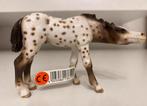 Schleich Knabstrupper Drinkend Veulen Met Vaan ~ 13619, Ophalen of Verzenden, Paard, Beeldje of Figuurtje
