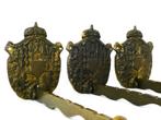 3 Antieke kapstokhaken voor kledinghangers met wapenschild, Antiek en Kunst, Antiek | Overige Antiek, Ophalen of Verzenden, Antiek curiosa woonaccessoires gereedschap kapstokhaken
