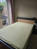 Bed frame met matras 140x200, Huis en Inrichting, Slaapkamer | Matrassen en Bedbodems, Tweepersoons, Zo goed als nieuw, 200 cm