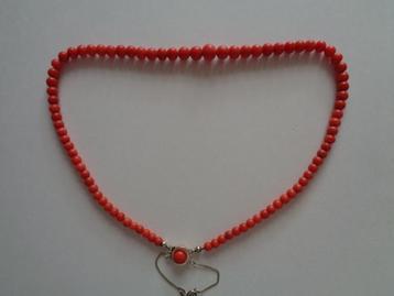 Bloedkoralen ketting met gouden slotje beschikbaar voor biedingen