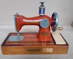 Antieke kinder naaimachine uit de Sovjet Unie, Antiek en Kunst, Ophalen of Verzenden