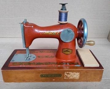 Antieke kinder naaimachine uit de Sovjet Unie  beschikbaar voor biedingen