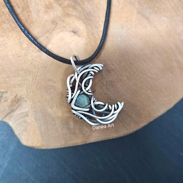 Handgemaakte labradoriet maan hanger in 925 sterling zilver. beschikbaar voor biedingen