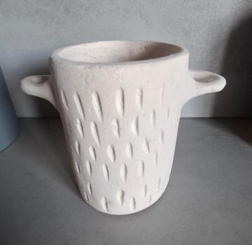 Beige met patroon vaasje, bloempotje met oren beschikbaar voor biedingen