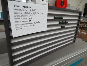 N-038,wandvitrine, vitrine, voor Roco, Trix, Vingerhoedjes. beschikbaar voor biedingen