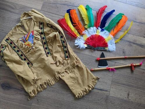 Indianenpak met veren totum pijp en bijl maat 128 indiaan, Kinderen en Baby's, Carnavalskleding en Verkleedspullen, Gebruikt, Jongen of Meisje