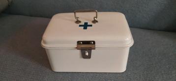 Vintage metalen verbandtrommel, 1950's. 24x15x12cm.  beschikbaar voor biedingen