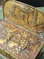Leuk antiek klein koperen kistje heel mooie afbeeldingen in, Antiek en Kunst, Ophalen of Verzenden, Koper
