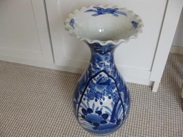 Japanse porseleinen Arita vaas met golfrand, hoogte 38 cm. beschikbaar voor biedingen