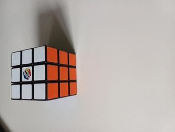Rubiks cube beschikbaar voor biedingen