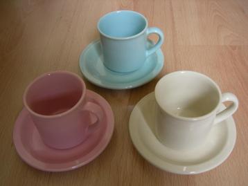 3 Kop en schotels in 3 verschillende pastel kleuren. beschikbaar voor biedingen