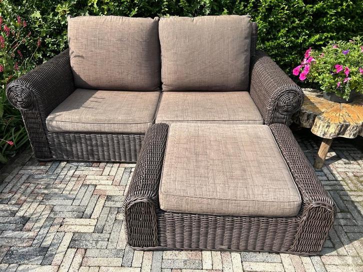 Bellagio 2 zitstuinbank, Tuin en Terras, Tuinsets en Loungesets, Zo goed als nieuw, Loungeset, Rotan, 2 zitplaatsen, Bank, Hocker