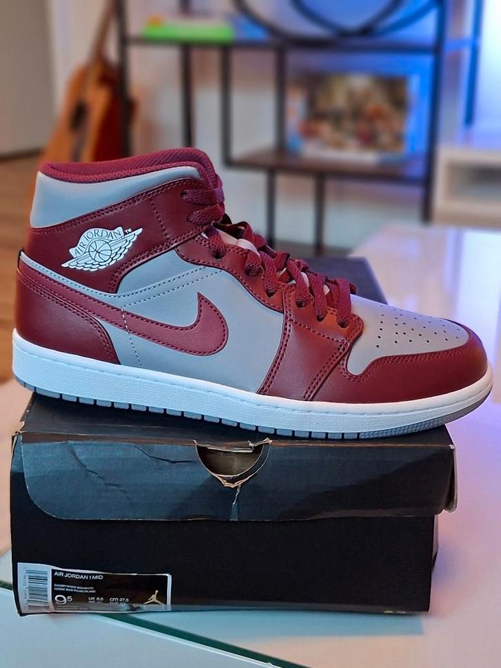 Nike Air Jordan 1 Mid 'Cherrywood Red' Maat 43, Kleding | Heren, Schoenen, Nieuw, Sneakers of Gympen, Overige kleuren, Ophalen of Verzenden