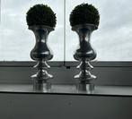 Twee Decoratieve metalen vazen met buxus bol., Huis en Inrichting, Ophalen, Overige materialen, Overige kleuren, 50 tot 75 cm
