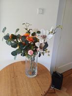 Vaas jaren 70 van glas met boeket van kunstbloemen, Overige kleuren, Ophalen of Verzenden, Minder dan 50 cm, Glas