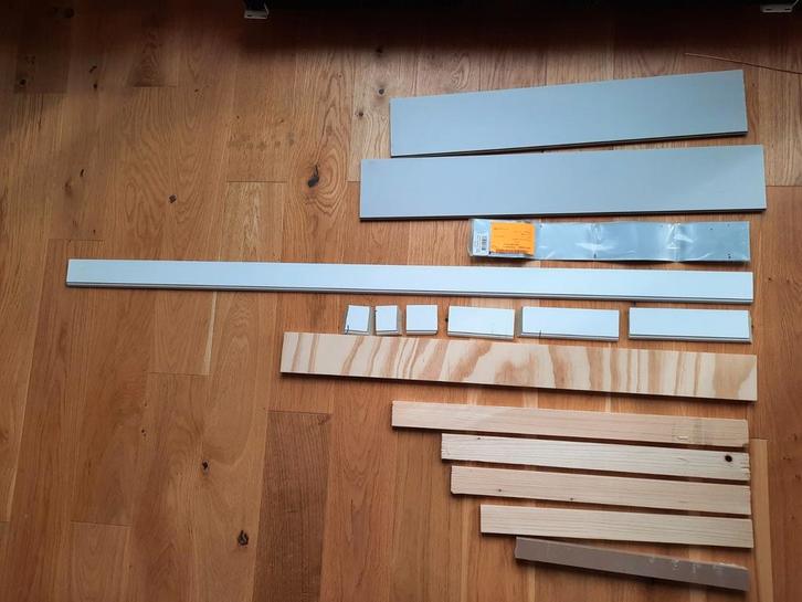 Plinten, latten, mdf hout metaal, verschillende lengtes, Doe-het-zelf en Verbouw, Plinten en Afwerking, Zo goed als nieuw, Ophalen of Verzenden