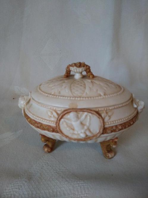 JUWELEN-DOOSJE op 4 pootjes van bisquit porselein 14x 10 cm, Antiek en Kunst, Curiosa en Brocante, Ophalen of Verzenden