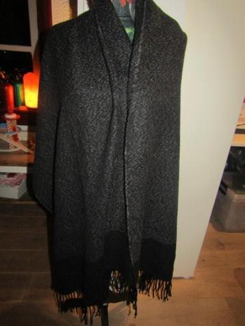F1853 Pashmina antraciet zwart wollig franje beschikbaar voor biedingen