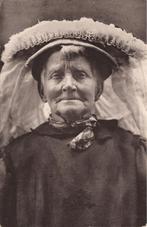 Brabants Dorpsleven 16 klederdracht vrouw met poffer, Verzamelen, Ansichtkaarten | Nederland, Verzenden, 1940 tot 1960, Gelopen