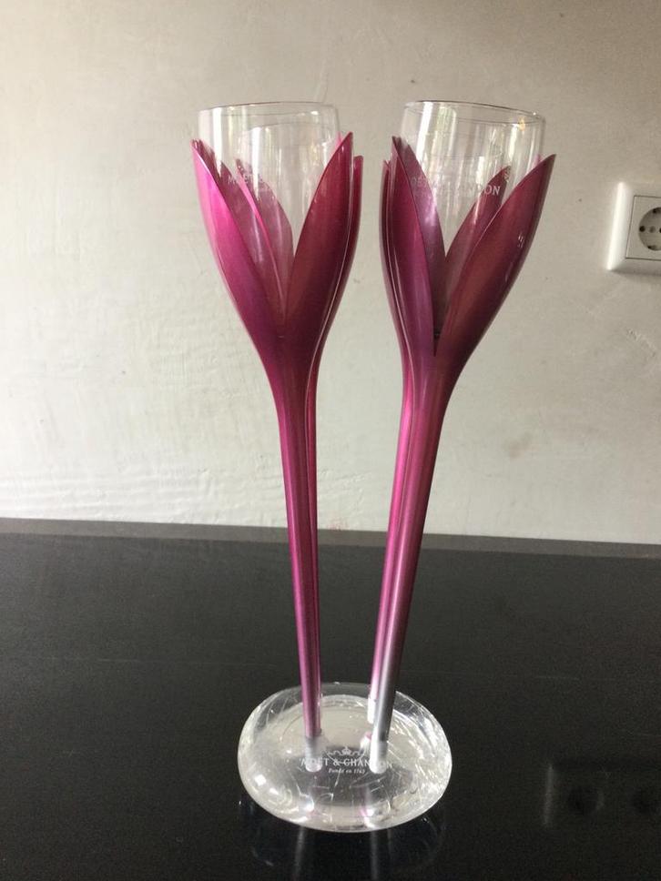 Moët & Chandon pink champagneglazen in perspex houder (4), Verzamelen, Glas en Borrelglaasjes, Zo goed als nieuw, Overige typen