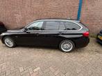 BMW 3-Serie 318i 136pk Aut 2018 Zwart, Auto's, Automaat, 74 €/maand, 1465 kg, Zwart