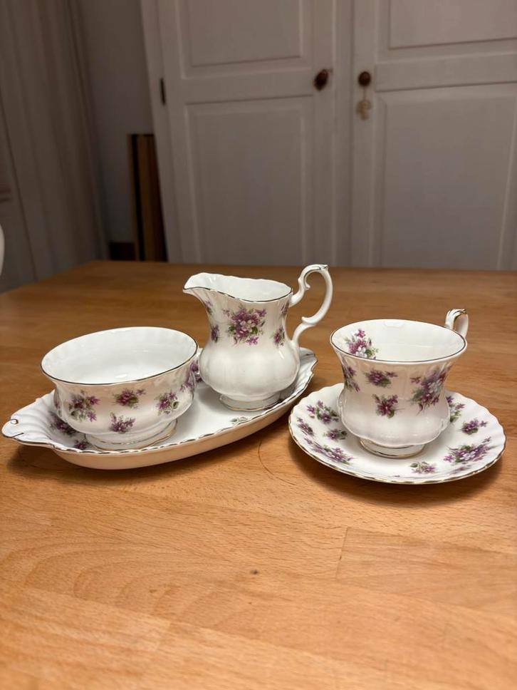 Royal Albert Sweet Violets engels servies bone china, Antiek en Kunst, Antiek | Servies compleet, Ophalen of Verzenden