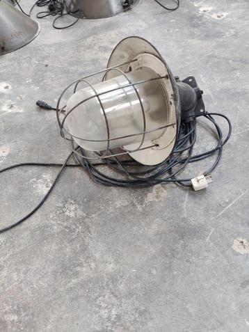 Oude fabrieks lamp beschikbaar voor biedingen