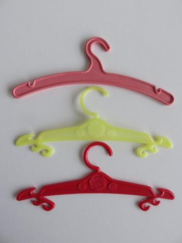 3 vintage poppen kledinghangers (rood, roze en geel) beschikbaar voor biedingen
