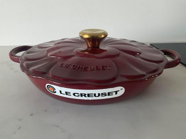Le creuset 26 cm bloesem campagnard, rhone rood, nieuw, Huis en Inrichting, Keuken | Potten en Pannen, Nieuw, Koekenpan of Braadpan