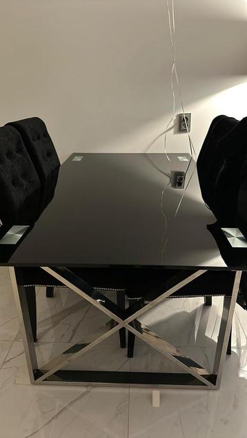 Eettafel glas met chrome X poten beschikbaar voor biedingen