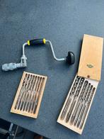 Oude handboor met twee sets boren, Ophalen
