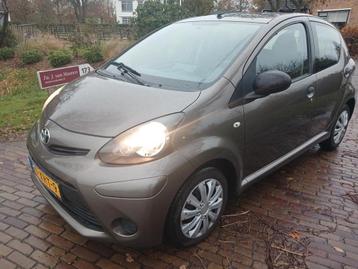 Toyota Aygo 1.0 12V Vvt-i 5DRS 2012 Bruin beschikbaar voor biedingen