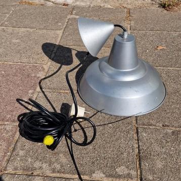 Hanglamp met schakelaar op de stekker  beschikbaar voor biedingen