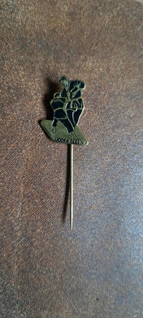 Judoka Geesink Speldje, Verzamelen, Speldjes, Pins en Buttons, Gebruikt, Speldje of Pin, Sport, Ophalen of Verzenden