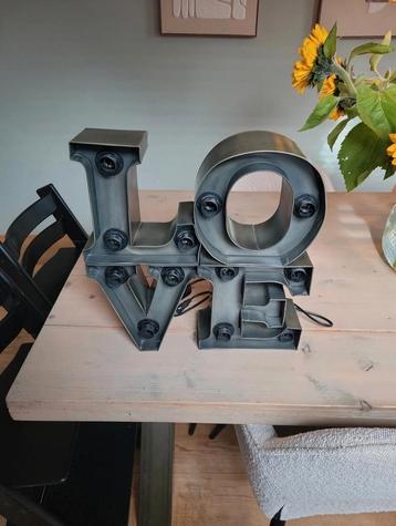Love lamp sissy boy beschikbaar voor biedingen