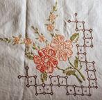 Handgeborduurd linnen tafelkleed, Antiek en Kunst, Antiek | Kleden en Textiel, Verzenden