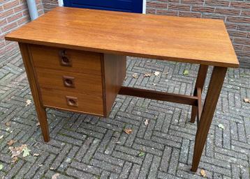 Leuk Deens Bureau ( vintage retro mid century fifties Teak ) beschikbaar voor biedingen