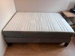 Bed met matras 140x200, Grijs, 140 cm, Zo goed als nieuw, Hout