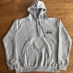 Grijze Stüssy Hoodie met Backlogo - L - Nieuw, Kleding | Heren, Truien en Vesten, Maat 52/54 (L), Verzenden, Stussy, Nieuw