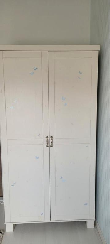Witte houten kledingkast woood met twee deuren beschikbaar voor biedingen