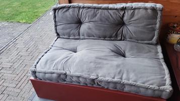 Tuinkussens beschikbaar voor biedingen