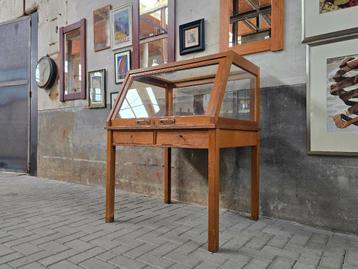Museum Vitrinekast Eiken Hout | Grote Vintage Vitrine Kast 2 beschikbaar voor biedingen