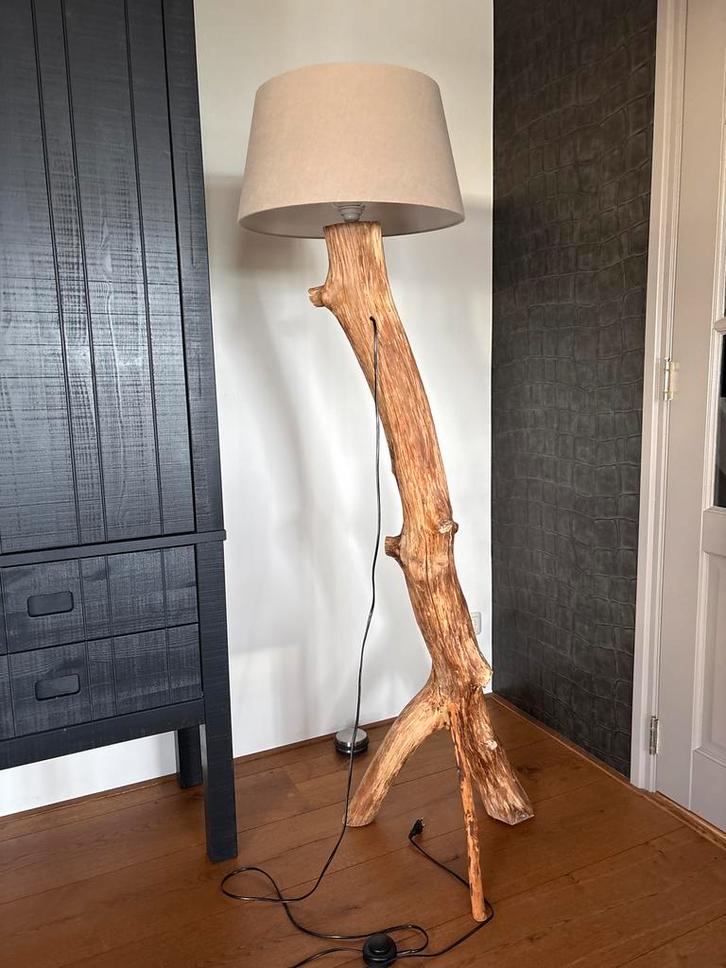 Unieke Houten Vloerlamp van grote tak, Huis en Inrichting, Lampen | Vloerlampen, Zo goed als nieuw, 150 tot 200 cm, Hout, Ophalen