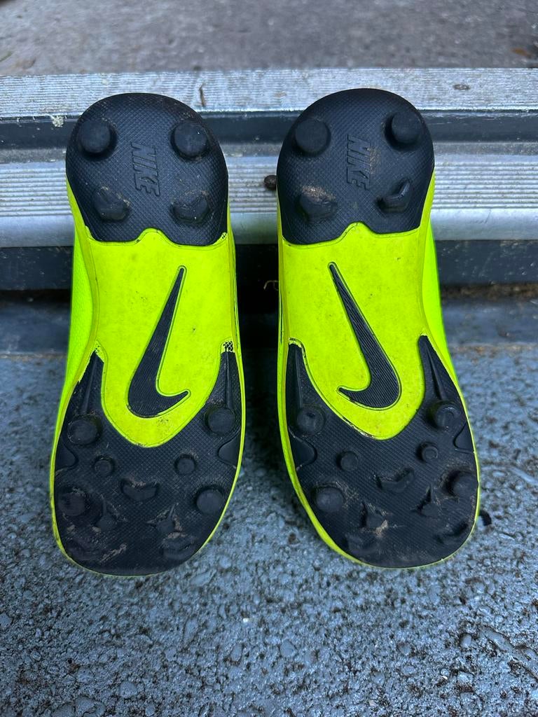 Nike Voetbalschoenen Maat 28 - Klittenband, Sport en Fitness, Voetbal, Ophalen, Gebruikt, Schoenen