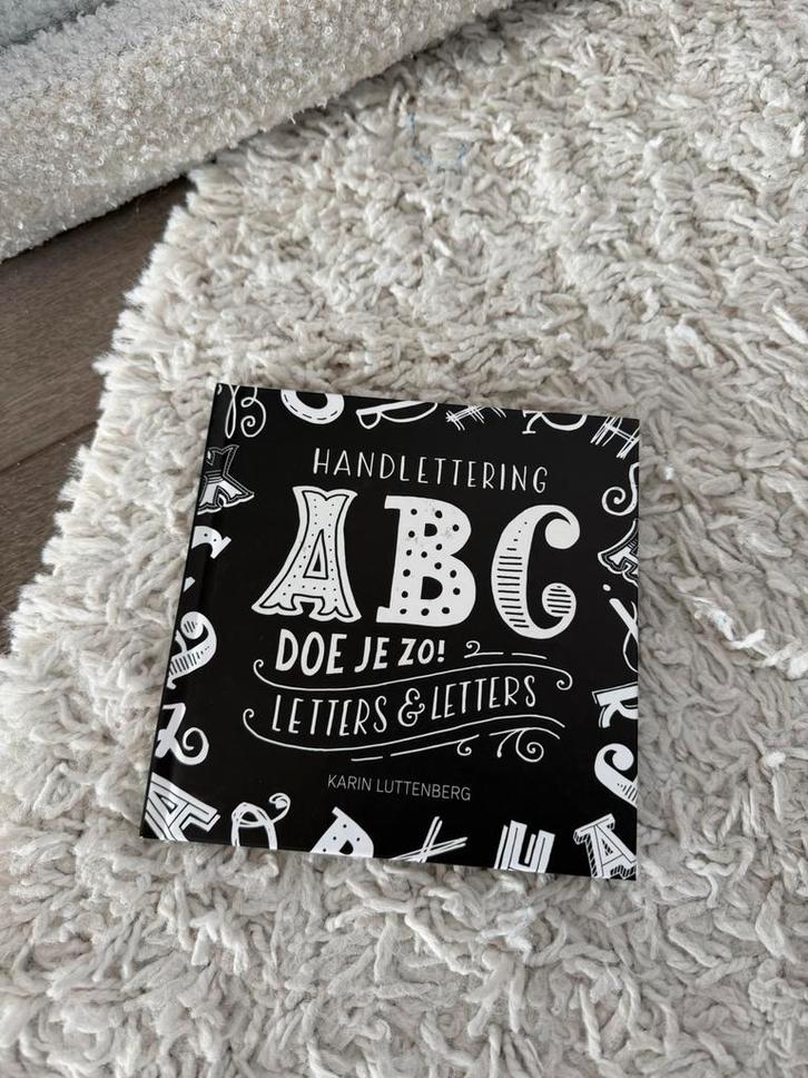 Karin Luttenberg - Handlettering ABC doe je zo!, Boeken, Overige Boeken, Zo goed als nieuw, Ophalen of Verzenden