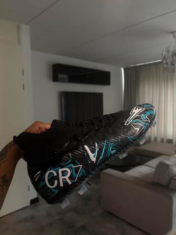 NIEUWE voetbal schoenen maat 46 CR7 beschikbaar voor biedingen